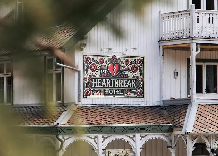 Heartbreak بيت ضيافة